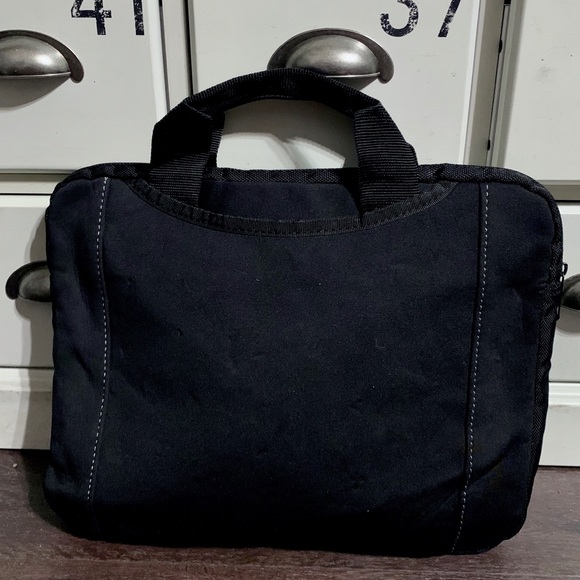 Targus Black Padded Laptop Carrying Case - Picture 2 of 3